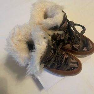 Camp green, womens size 10, brand new